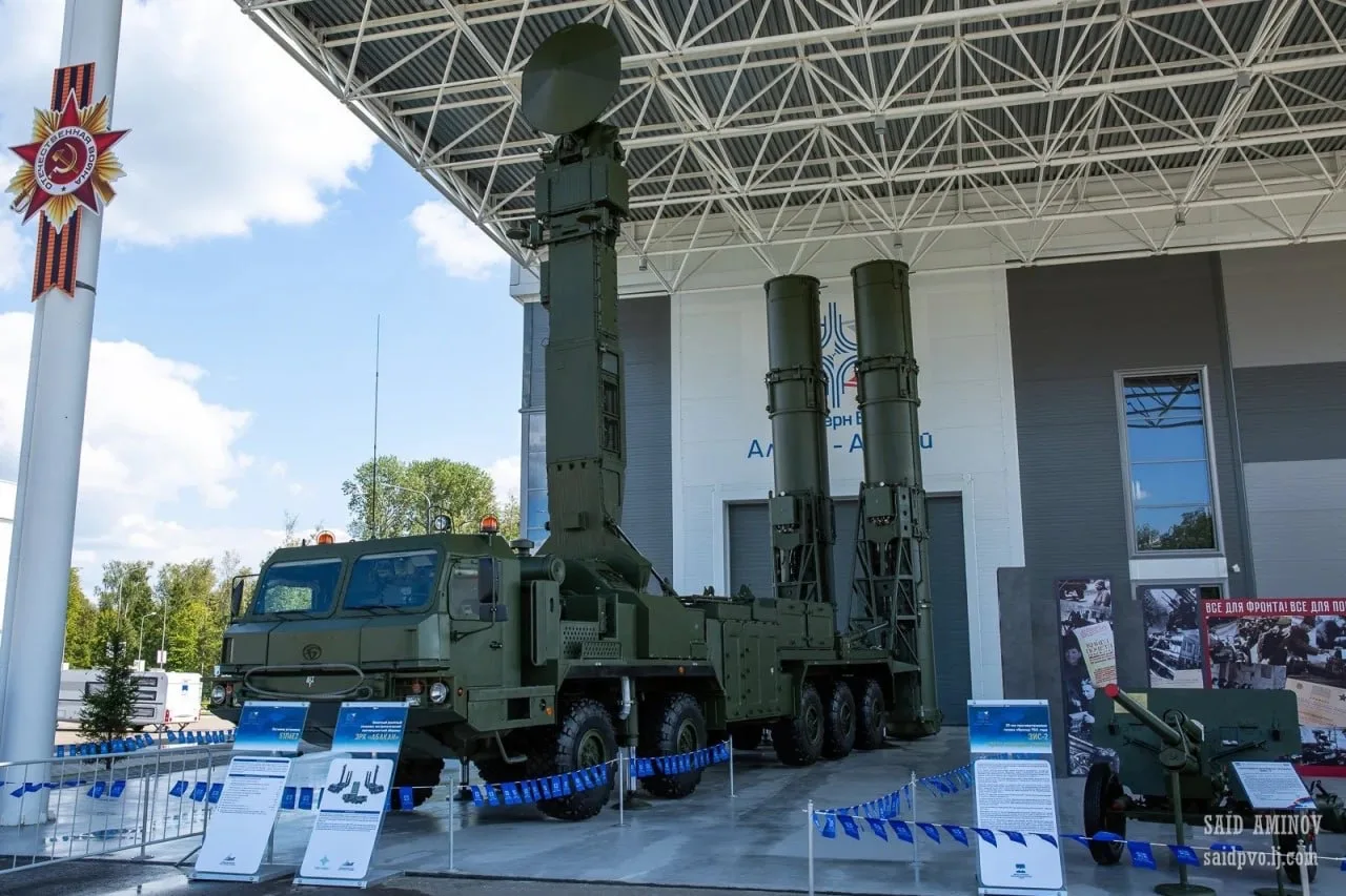 На кадрах - запуск зенитной ракеты 9М82МДЭ из самоходной пусковой установки 51П6Е2 ЗРК нестратегической противоракетной обороны 98Р6Е «Абакан»