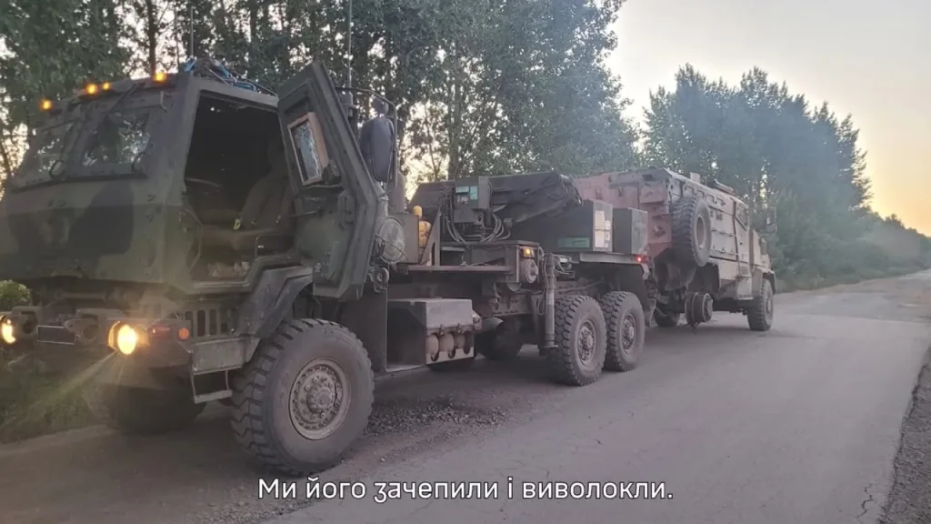 В марте 2026 года был уничтожен довольно интересный образец - бронированный эвакуатор американского производства Oshkosh M1089A1P2 MTV