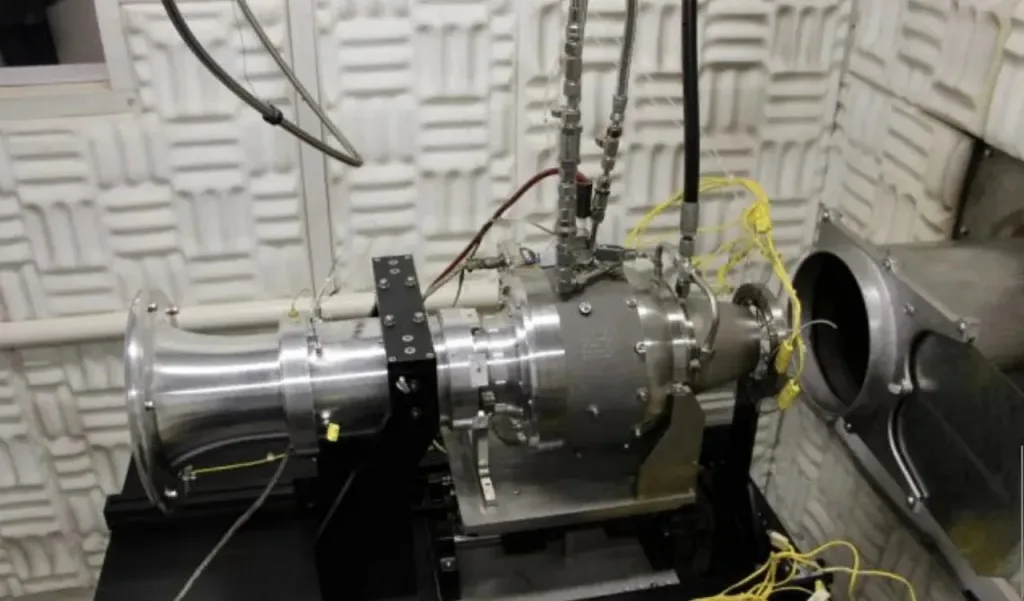 Компания Boeing сообщила о начале испытательных полетов новой, глубоко модернизированной планирующей УАБ JDAM-LR (Long Range) с малогабаритным турбореактивным двигателем в начале апреля