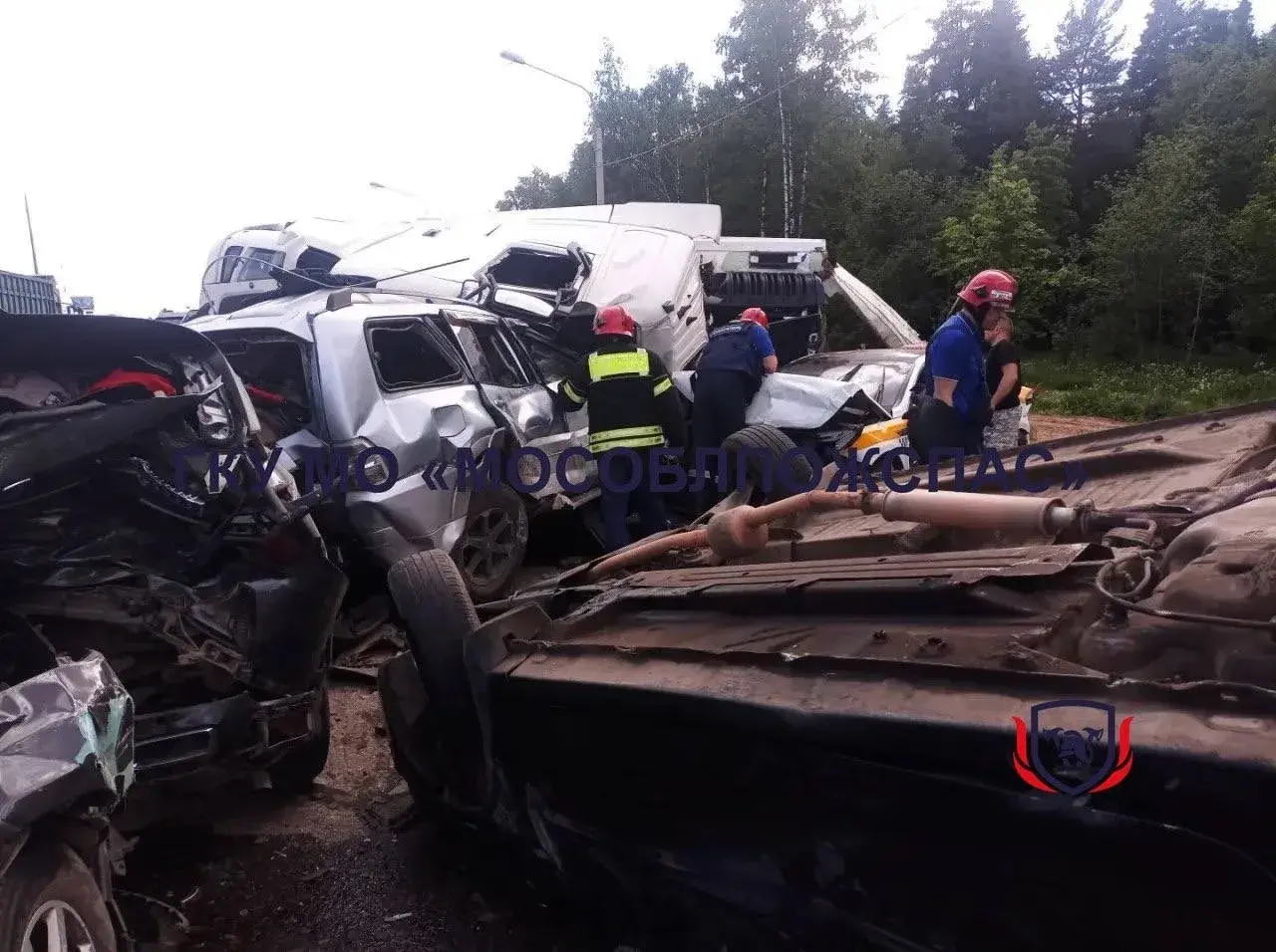 Один погибший и шесть пострадавших: массовое ДТП произошло на Ярославском шоссе в Подмосковье, там столкнулись 13 машин
