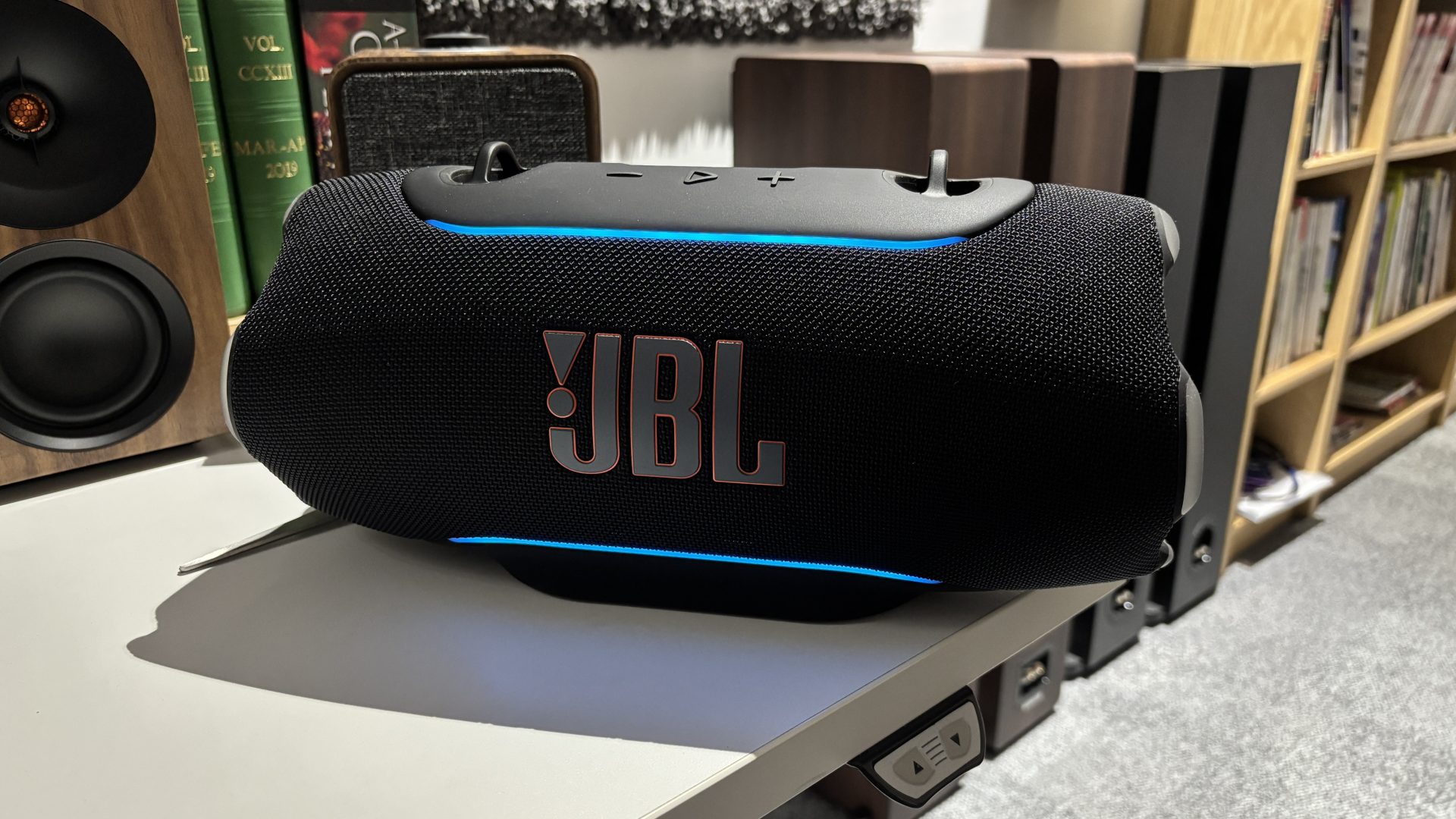 Обзор JBL Xtreme 5 - заметно прибавила в мощности картинка Беспроводная колонка JBL Xtreme 5 | DGL.RU