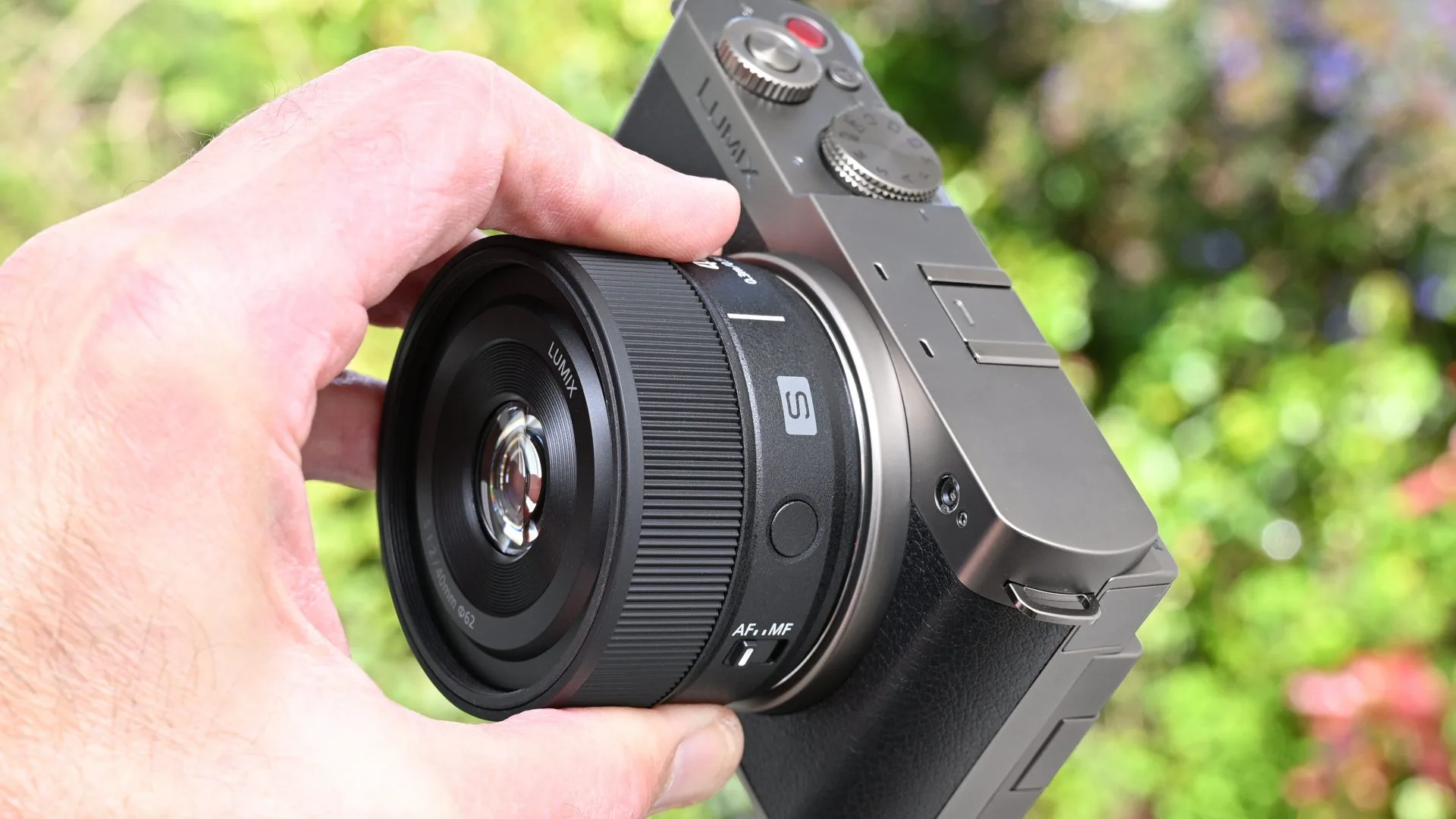 Обзор Panasonic Lumix S 40mm f/2: стандартный полнокадровый объектив картинка Объектив Panasonic Lumix S 40mm f/2: лёгкий хит | DGL.RU