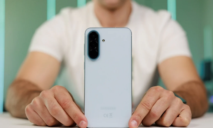 Корейцы упустили трон: iPhone 17e и задержка Galaxy S26 привели к историческому двоевластию в Европе