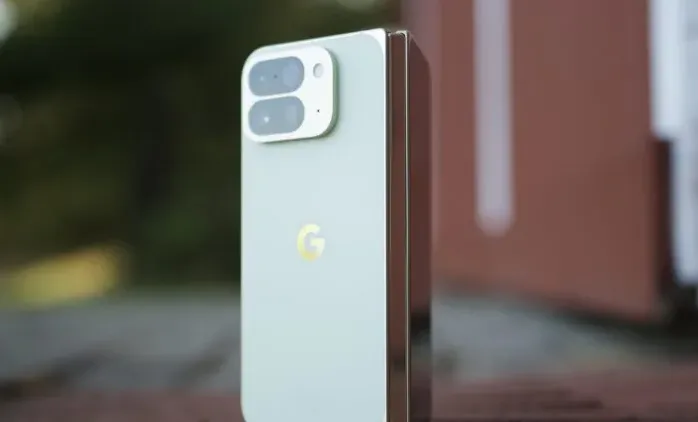 Razr Fold — это вчерашний день: 5 дерзких конкурентов, которые стоят каждого рубля картинка 5 Android-смартфонов, которые стоит купить вместо Motorola Razr Fold