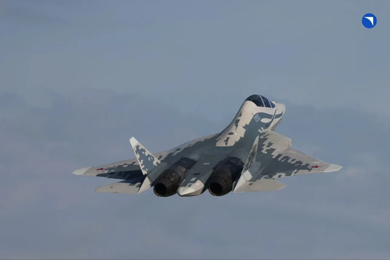 Появились кадры летных испытаний прототипа двухместного Су-57 пятого поколения