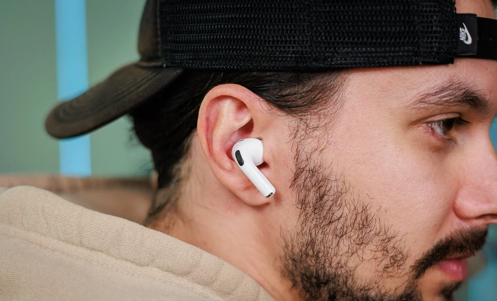 Наушники с камерами или качественный звук за копейки: Apple готовит AirPods Ultra, пока Honor захватывает рынок картинка Наушники AirPods Ultra получат встроенные камеры | DGL.RU