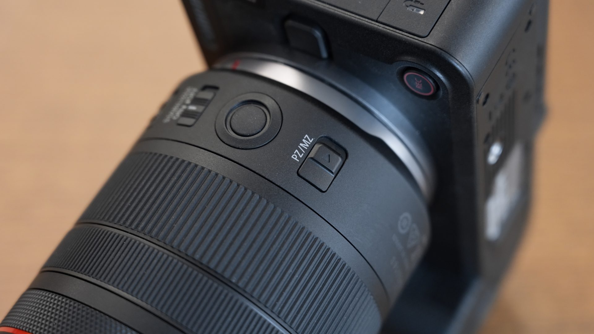 Обзор Canon RF 20-50mm f/4L IS USM PZ: Canon переосмыслила стандартный зум картинка Объектив Canon RF 20-50mm f/4L PZ для блогеров | DGL.RU