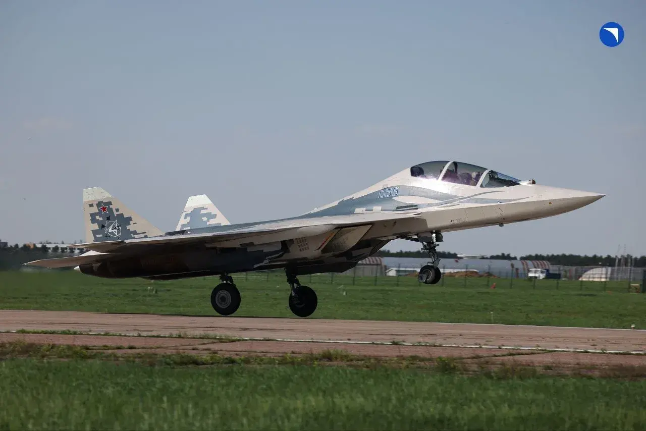 Появились кадры летных испытаний прототипа двухместного Су-57 пятого поколения