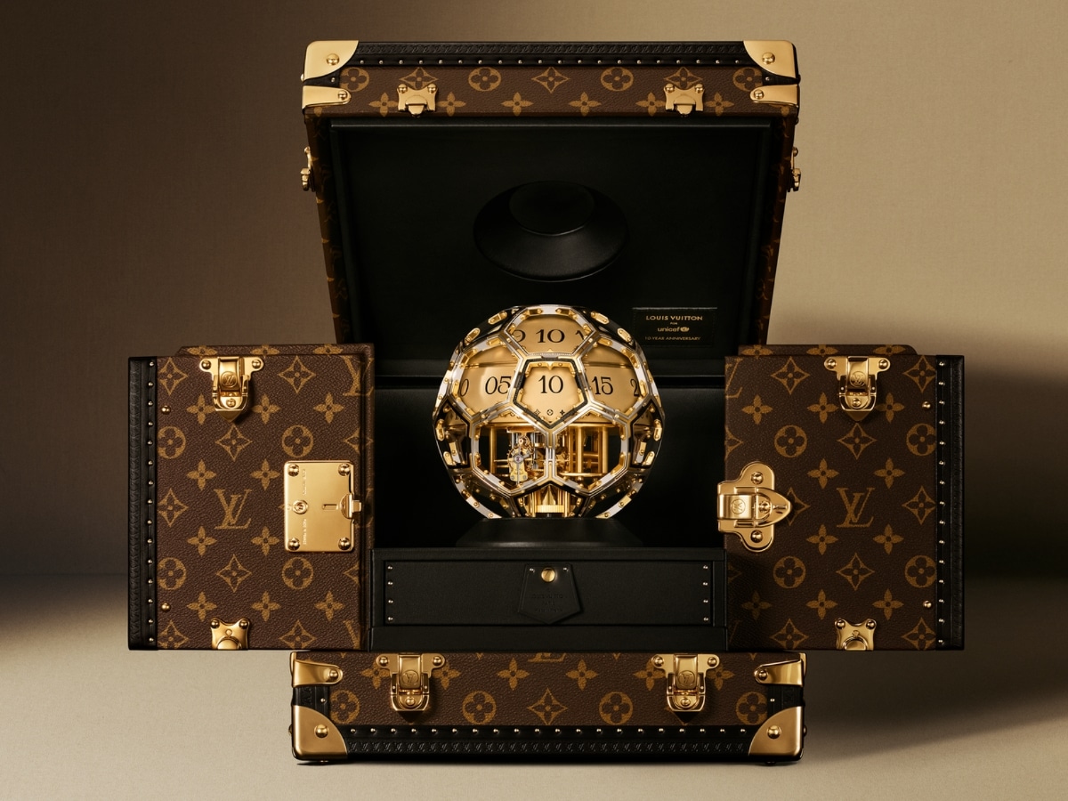 Louis Vuitton превратил футбольный мяч в механические часы с бриллиантами картинка Настольные часы Louis Vuitton: шедевр или игрушка? | DGL.RU