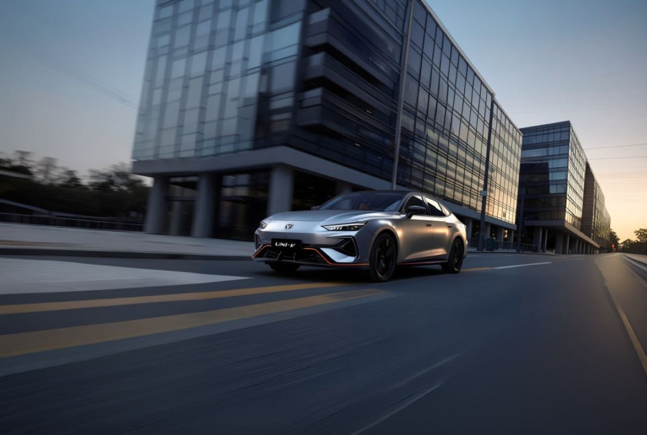 Changan UNI‑V с турбомотором 2.0T выходит в России: 6,8 секунды до сотни