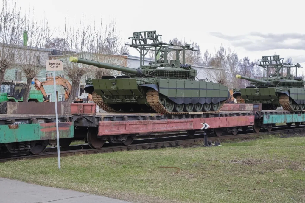 На кадрах - отгрузка с УВЗ партии танков Т-72А, доведенные до уровня Т-72Б3М