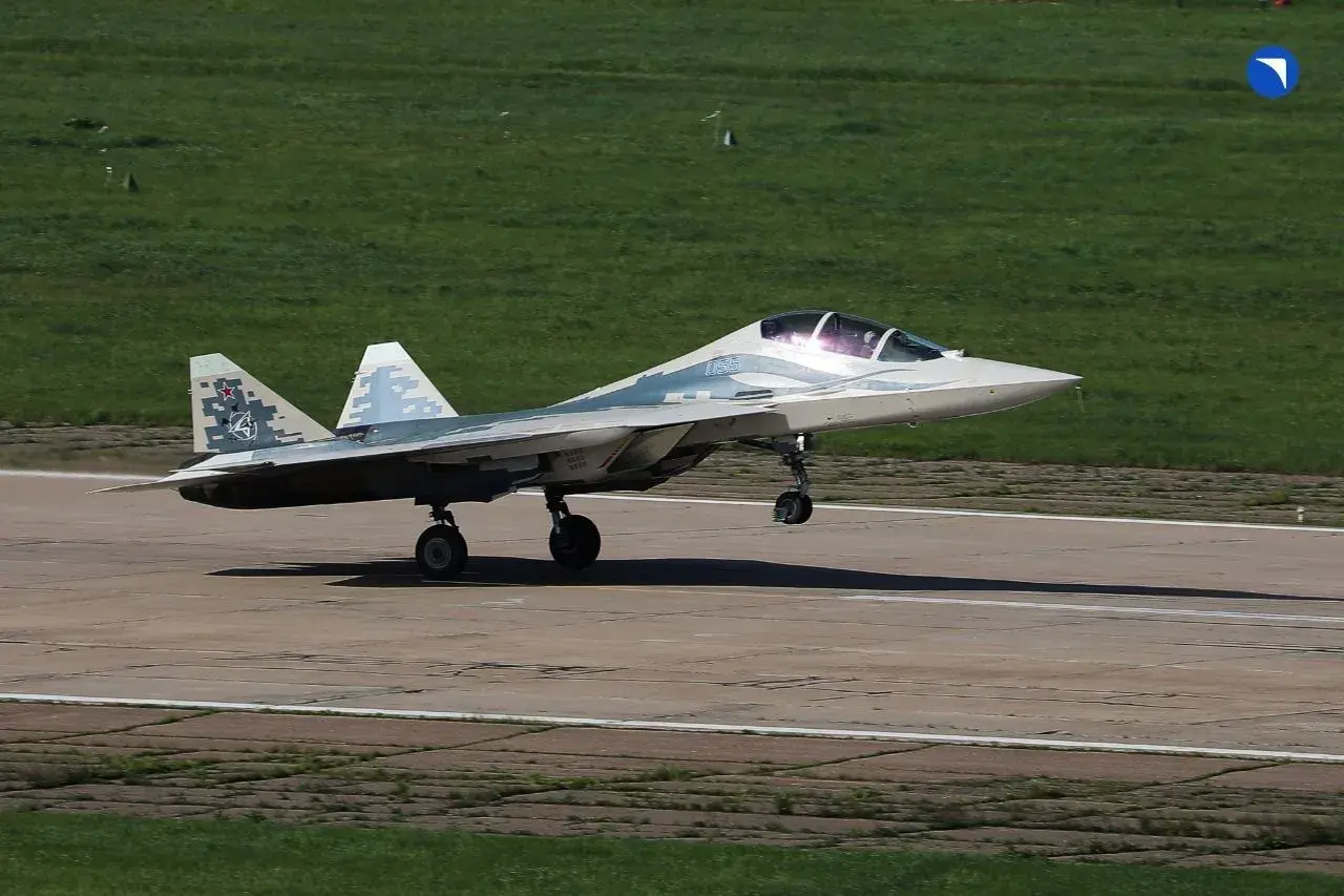 Появились кадры летных испытаний прототипа двухместного Су-57 пятого поколения