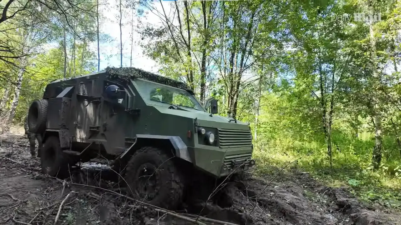 Бронеавтомобиль Gaia Thunder 4x4 израильского производства на вооружении ГУР, используемый для подвоза боекомплекта для артиллерии