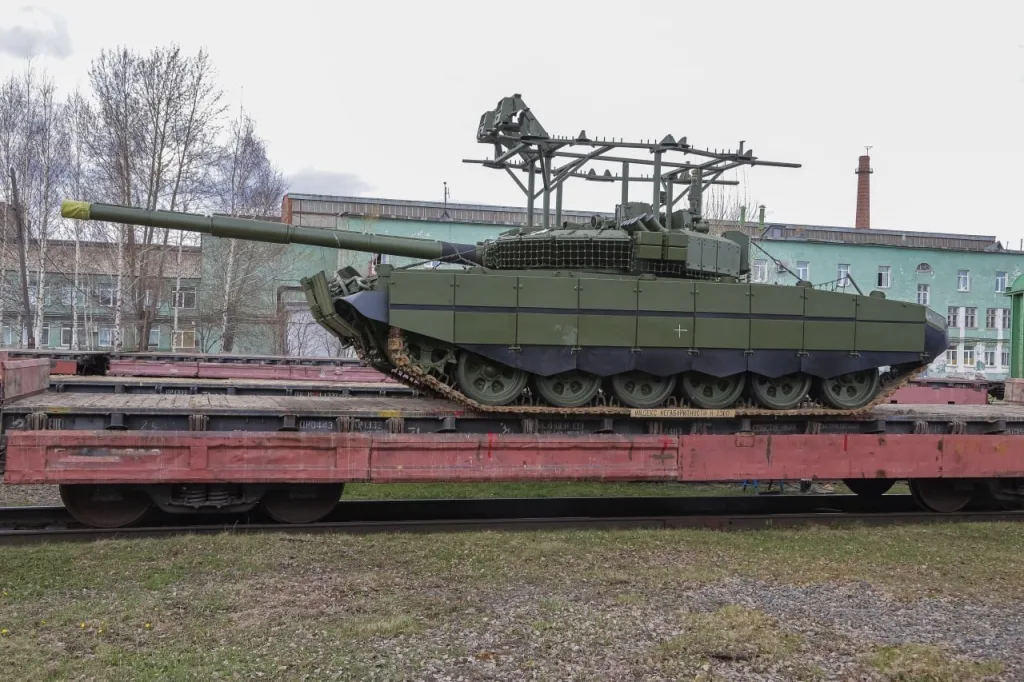 На кадрах - отгрузка с УВЗ партии танков Т-72А, доведенные до уровня Т-72Б3М