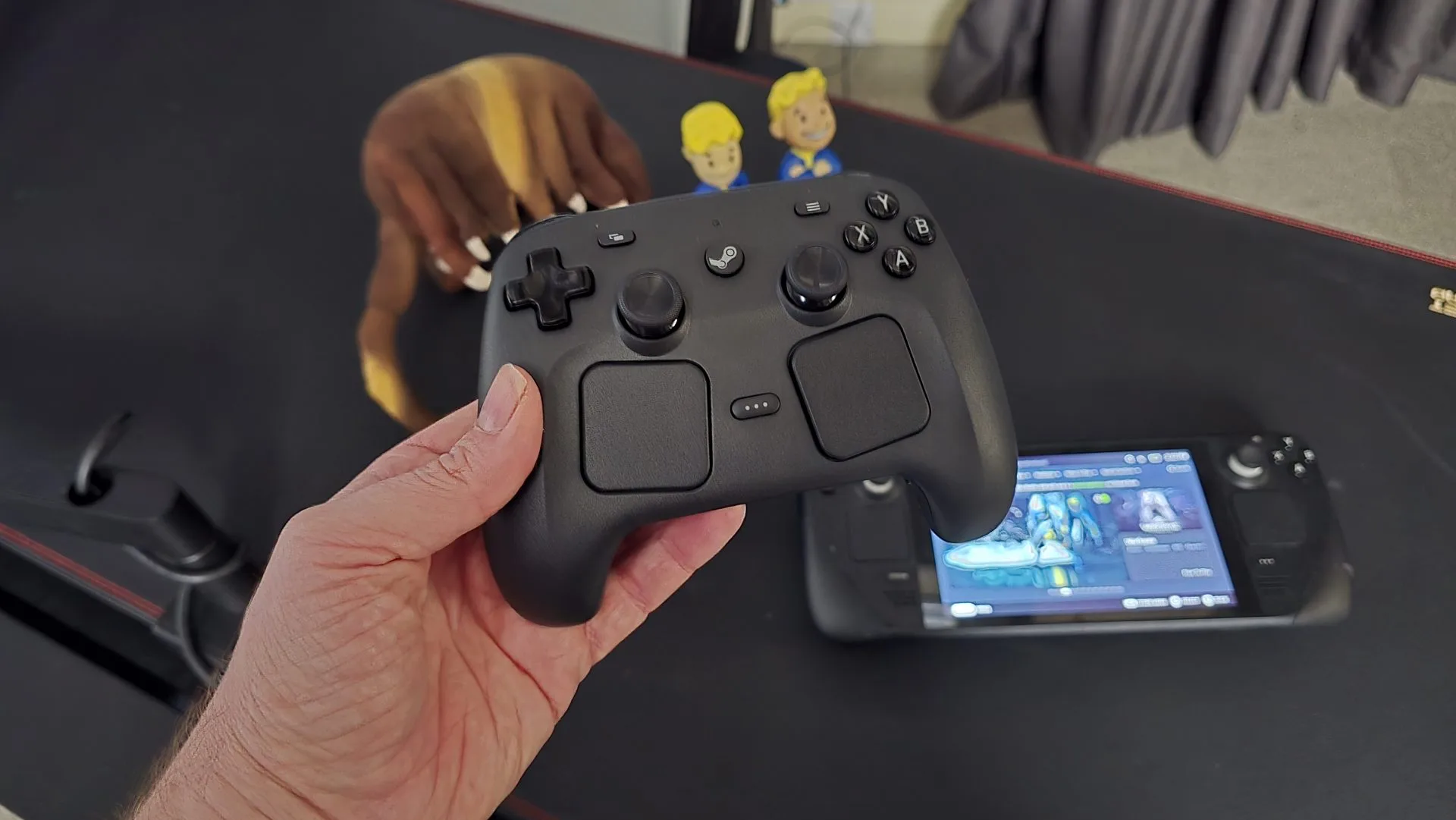 Обзор Valve Steam Controller (2026) - один из моих любимых геймпадов картинка Геймпад Valve Steam Controller удивил точностью | DGL.RU