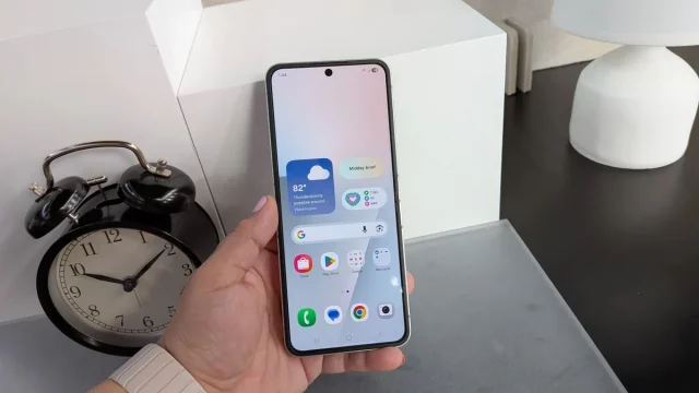 Странные игры Samsung с раскладушками воскрешение провального Galaxy Z Flip 7 FE и слухи о тонком TriFold 2 (1) Смартфон Samsung Galaxy Z Flip 7 FE: брать ли? | DGL.RU