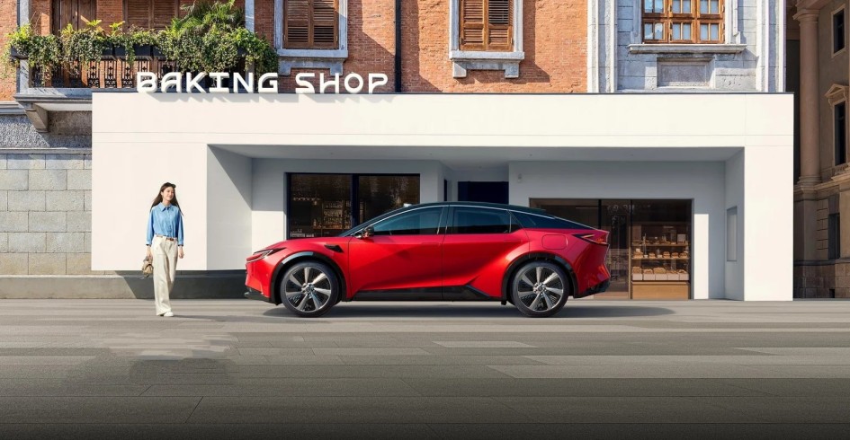 Toyota bZ5 выходит на российский рынок: электрокроссовер с запасом хода до 630 км