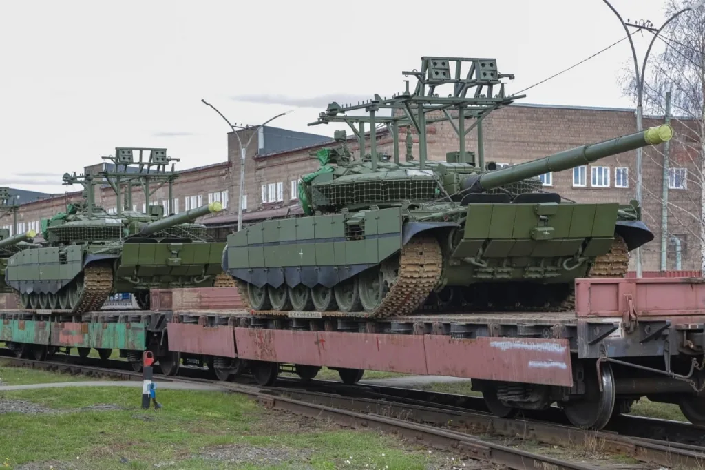На кадрах - отгрузка с УВЗ партии танков Т-72А, доведенные до уровня Т-72Б3М