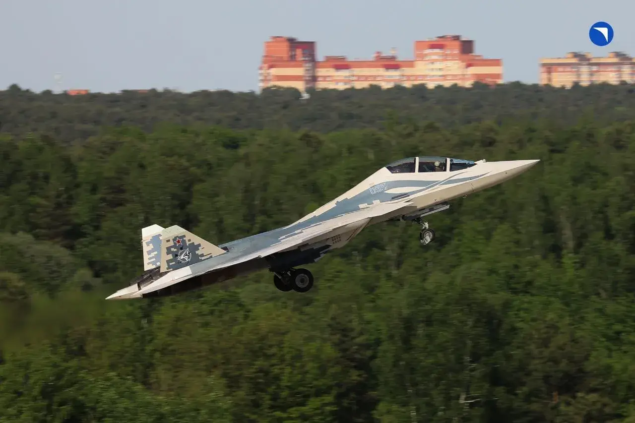 Появились кадры летных испытаний прототипа двухместного Су-57 пятого поколения