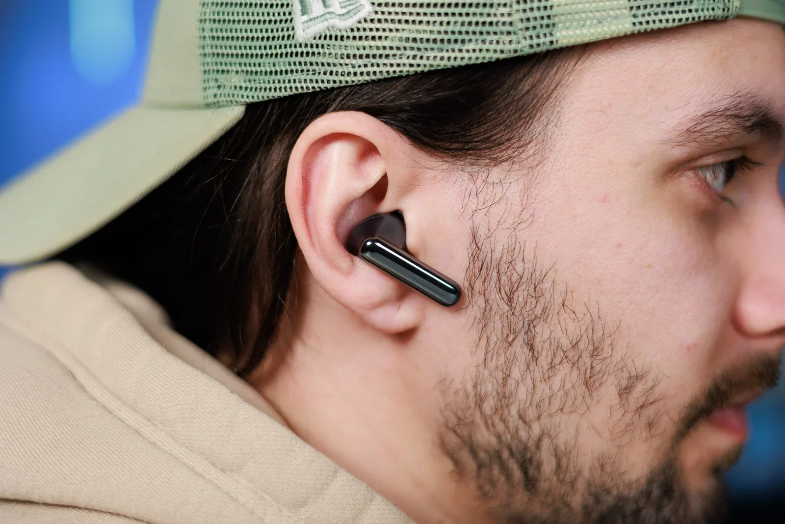 Наушники с камерами или качественный звук за копейки: Apple готовит AirPods Ultra, пока Honor захватывает рынок картинка Наушники AirPods Ultra получат встроенные камеры | DGL.RU