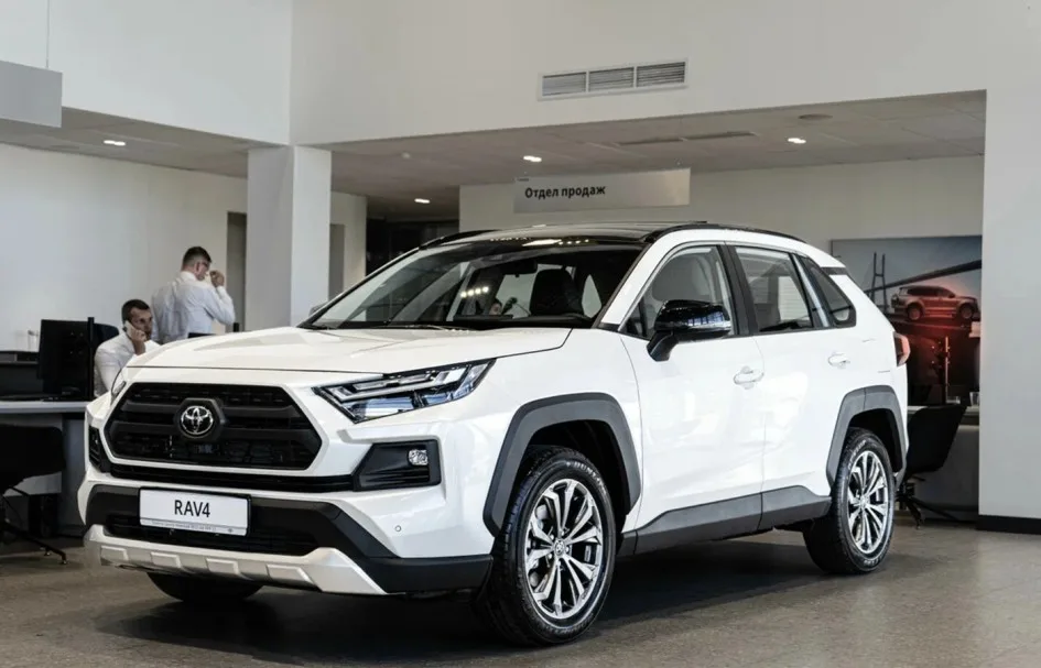 Сравнение Toyota RAV4 и Volkswagen Tiguan: цены, оснащение и особенности для России