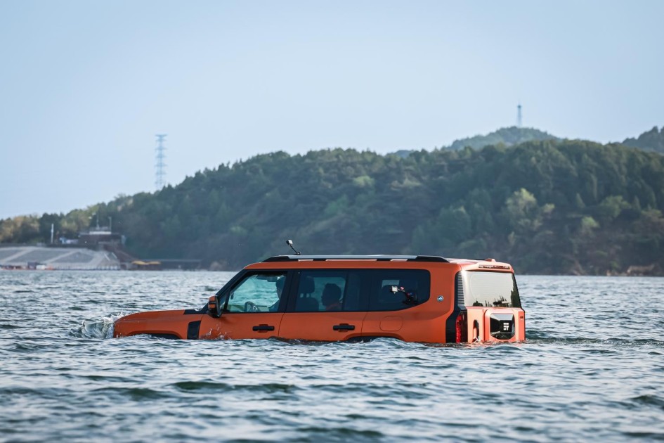 Пока Тесла обещает, Китай уже плывёт: Jetour G700 — внедорожник, который плавает