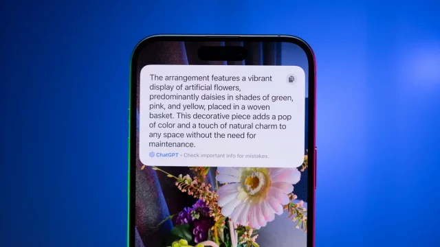 С момента выхода iOS 18 в 2024 году Apple и OpenAI сотрудничают, и ChatGPT — единственный инструмент искусственного интеллекта, интегрированный с Siri. Однако, судя по всему, этого недостаточно для ведущей лаборатории в области искусственного интеллекта, которая, по некоторым данным, рассматривает возможность подачи судебного иска против производителя iPhone. OpenAI может подать в суд на Apple из-за интеграции ChatGPT с Siri Отношения Apple с OpenAI стали напряжёнными, поскольку стартап в сфере искусственного интеллекта не получил тех преимуществ, на которые рассчитывал в рамках сделки. Из-за этого юристы OpenAI совместно с внешней юридической фирмой рассматривают возможность судебного разбирательства, согласно сообщению Bloomberg. Эти действия могут включать в себя отправку Apple уведомления о нарушении условий договора, хотя окончательное решение еще не принято. Сообщается, что OpenAI надеется урегулировать спор во внесудебном порядке. С момента выхода iOS 18 в 2024 году Apple и OpenAI сотрудничают, и ChatGPT — единственный инструмент искусственного интеллекта, интегрированный с Siri. Однако, судя по всему, этого недостаточно для ведущей лаборатории в области искусственного интеллекта, которая, по некоторым данным, рассматривает возможность подачи судебного иска против производителя iPhone. OpenAI может подать в суд на Apple из-за интеграции ChatGPT с Siri Отношения Apple с OpenAI стали напряжёнными, поскольку стартап в сфере искусственного интеллекта не получил тех преимуществ, на которые рассчитывал в рамках сделки. Из-за этого юристы OpenAI совместно с внешней юридической фирмой рассматривают возможность судебного разбирательства, согласно сообщению Bloomberg. Эти действия могут включать в себя отправку Apple уведомления о нарушении условий договора, хотя окончательное решение еще не принято. Сообщается, что OpenAI надеется урегулировать спор во внесудебном порядке.