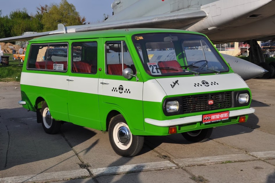 РАФ-2203: как советский микроавтобус стал символом эпохи и массового транспорта