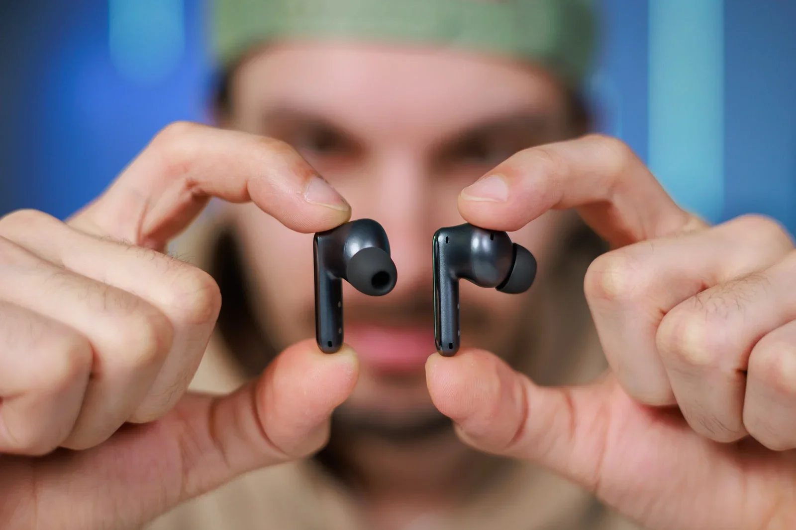 Наушники с камерами или качественный звук за копейки: Apple готовит AirPods Ultra, пока Honor захватывает рынок картинка Наушники AirPods Ultra получат встроенные камеры | DGL.RU