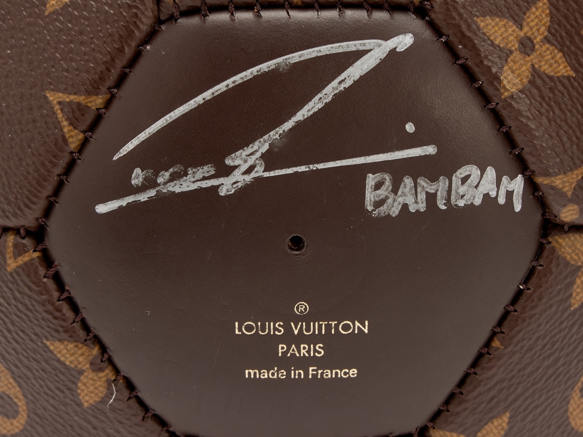 Louis Vuitton превратил футбольный мяч в механические часы с бриллиантами картинка Настольные часы Louis Vuitton: шедевр или игрушка? | DGL.RU
