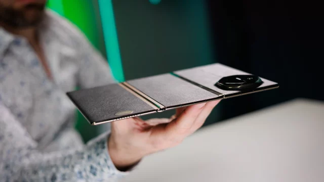 Huawei Mate XT2 новая попытка покорить мир смартфонов с тремя экранами (1) Смартфон Huawei Mate XT2: три экрана и риски | DGL.RU