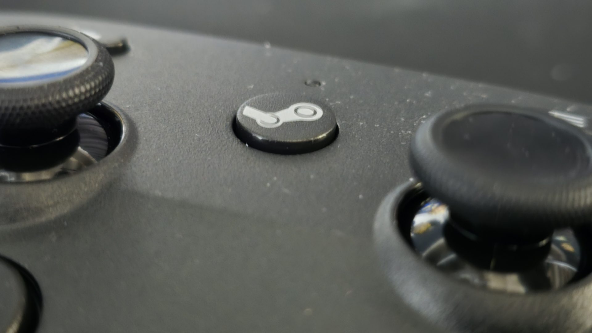 Обзор Valve Steam Controller (2026) - один из моих любимых геймпадов картинка Геймпад Valve Steam Controller удивил точностью | DGL.RU