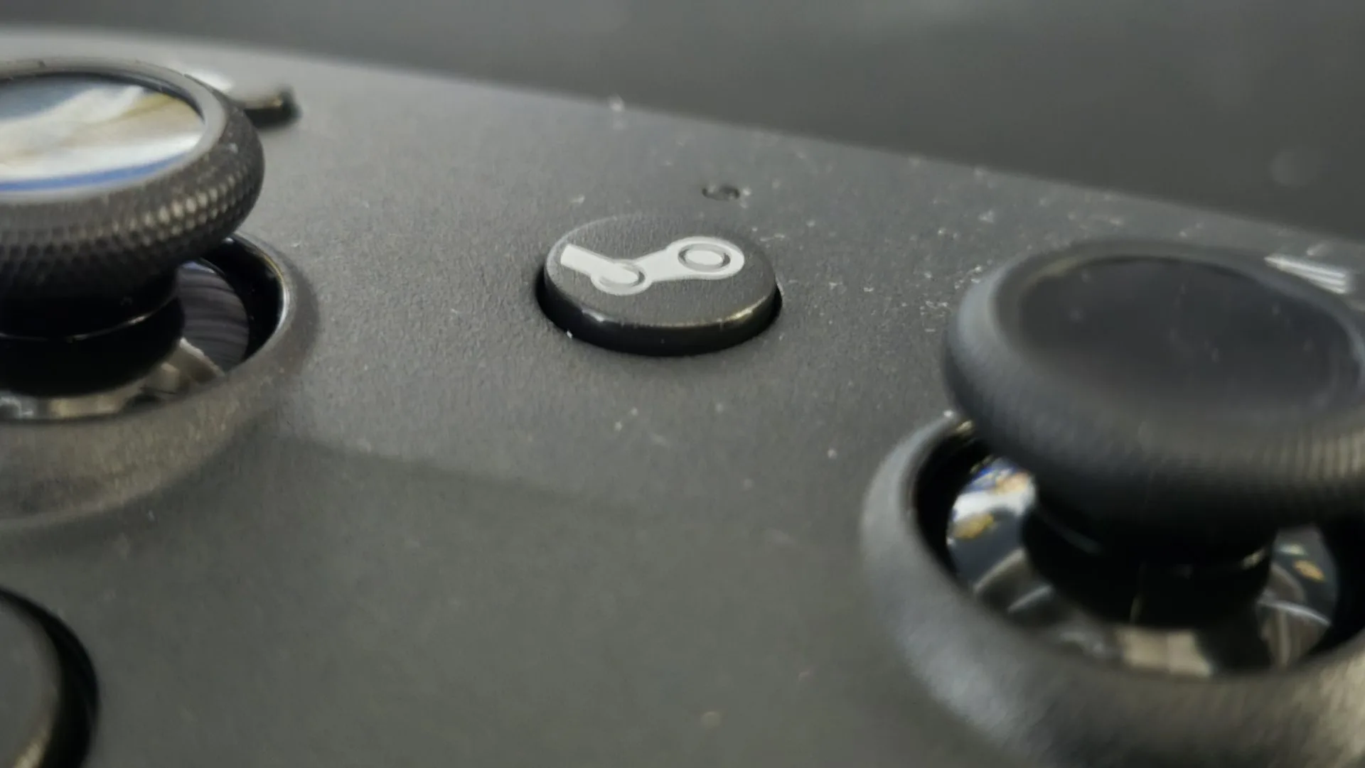 Обзор Valve Steam Controller (2026) - один из моих любимых геймпадов картинка Геймпад Valve Steam Controller удивил точностью | DGL.RU