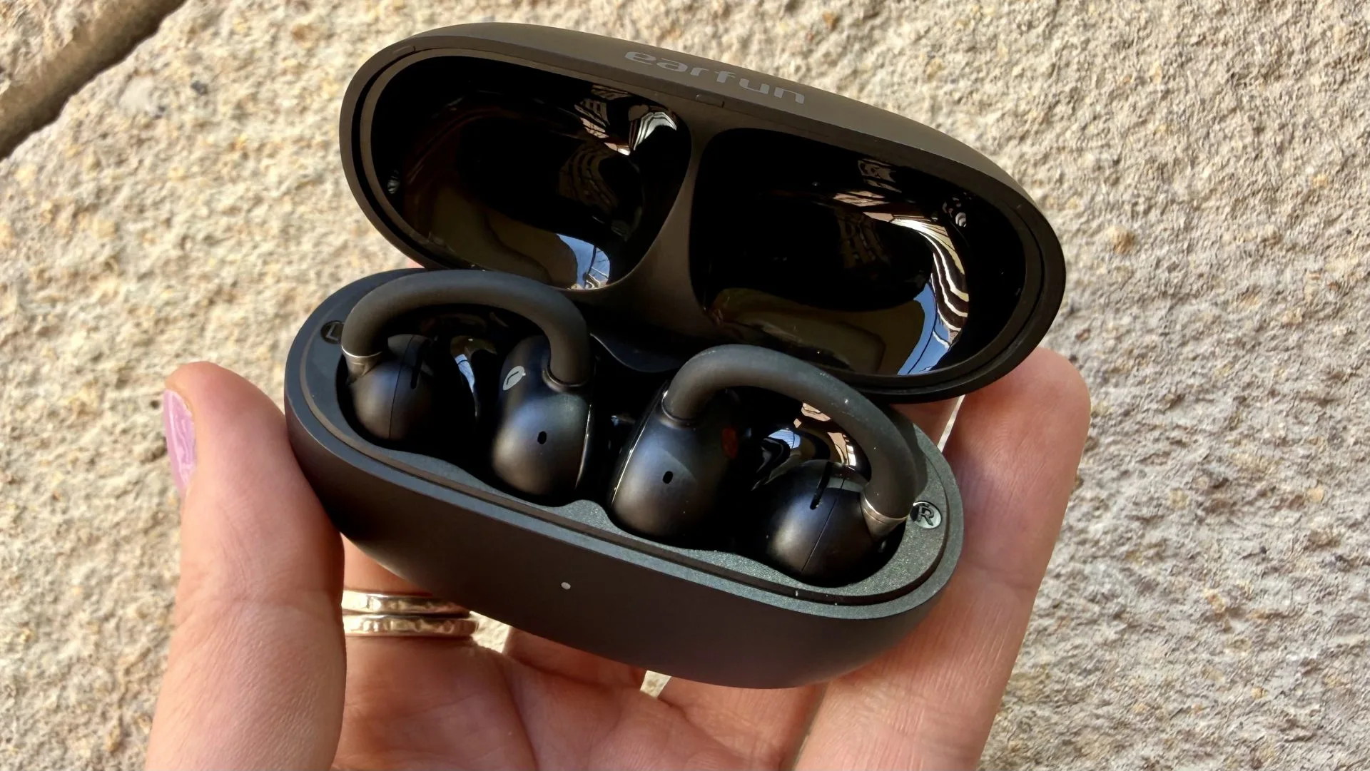 Обзор Earfun Clip 2 в России - лучшая недорогая пара наушников картинка Наушники Earfun Clip 2 удивили ценой и ИИ | DGL.RU