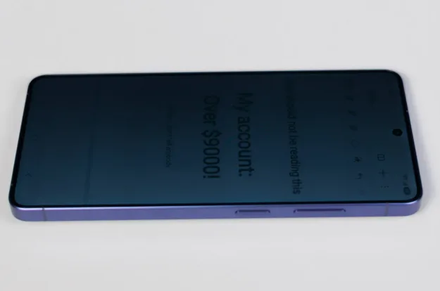 Конец эпохи любопытных глаз: Samsung Privacy Display превращает ваш экран в черную дыру для окружающих картинка Конец эпохи любопытных глаз: Samsung Privacy Display превращает ваш экран в черную дыру для окружающих