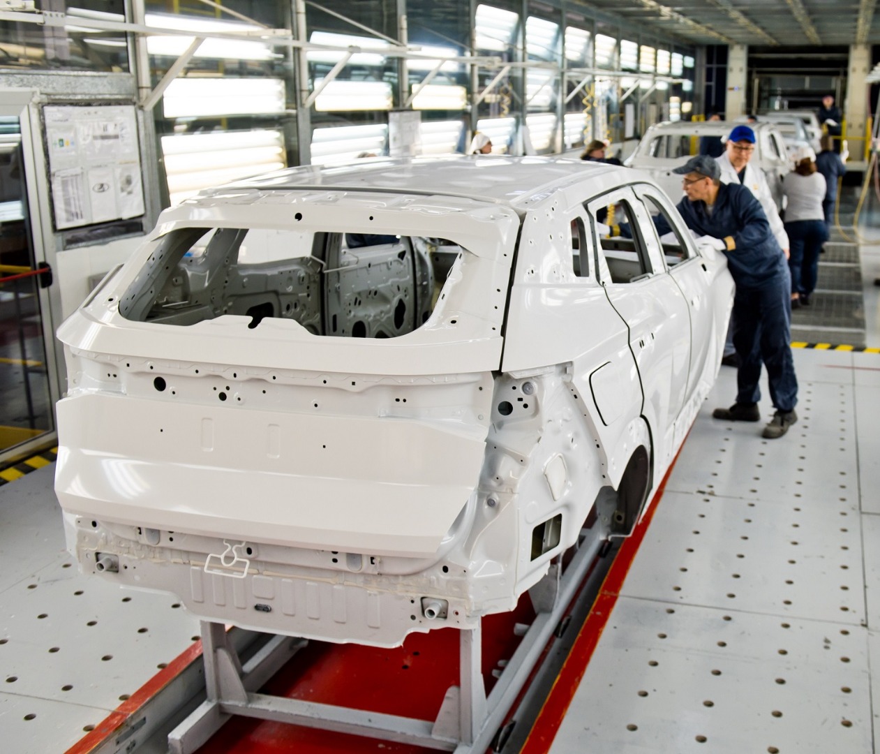 Краска Lada Azimut прошла тесты: кузов выдержал кислотный дождь и удары гравием