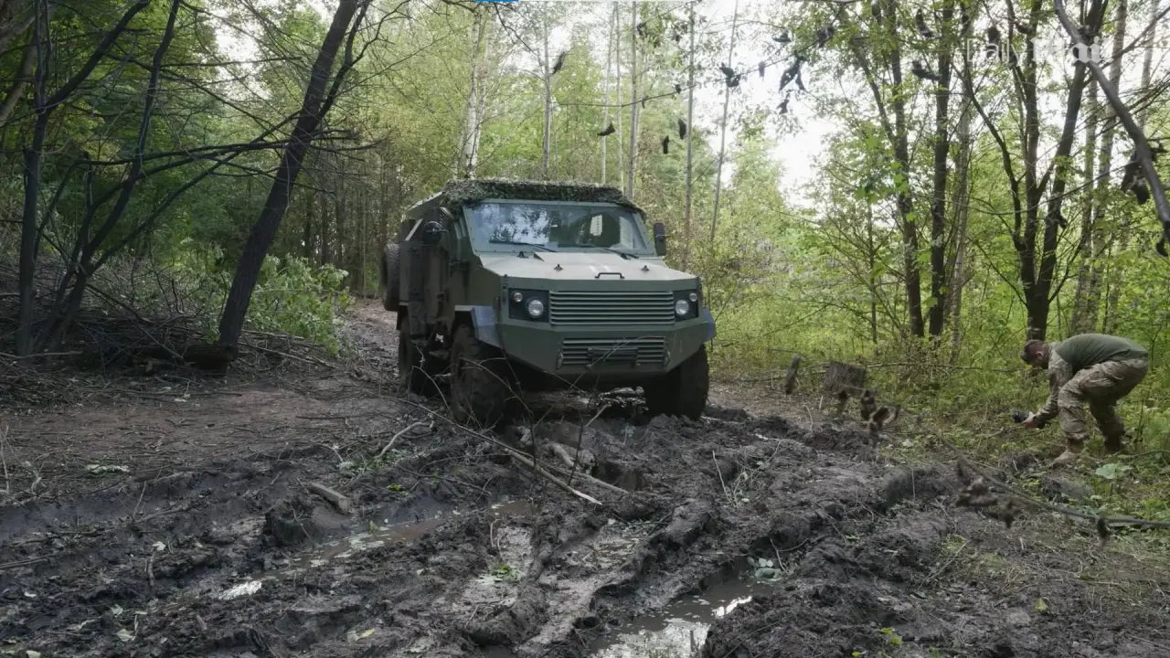 Бронеавтомобиль Gaia Thunder 4x4 израильского производства на вооружении ГУР, используемый для подвоза боекомплекта для артиллерии