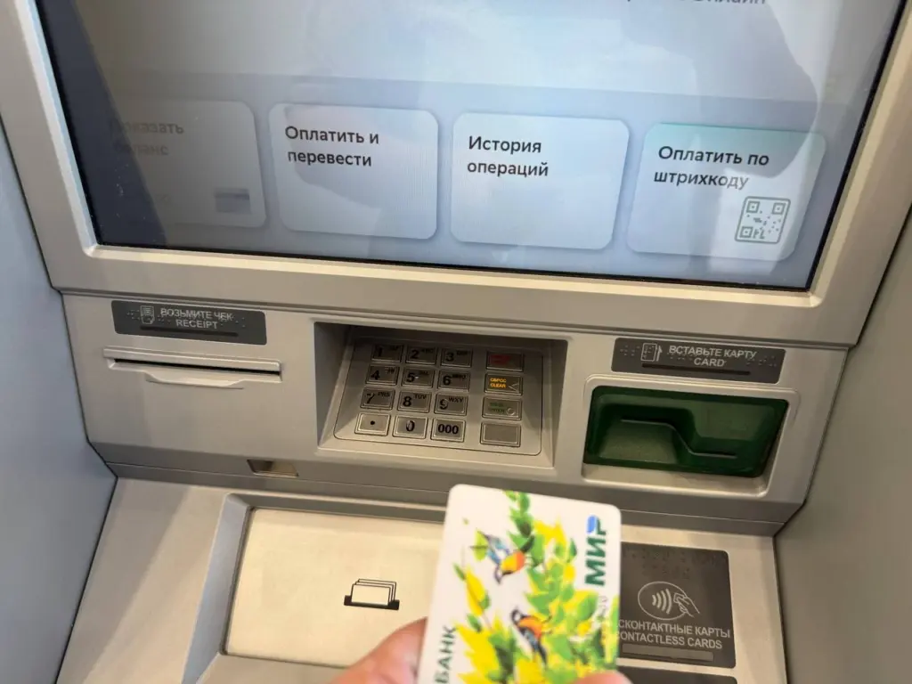Сунул купюры в банкомат, а карта не увеличилась: с 22 мая действуют новые правила внесения наличных