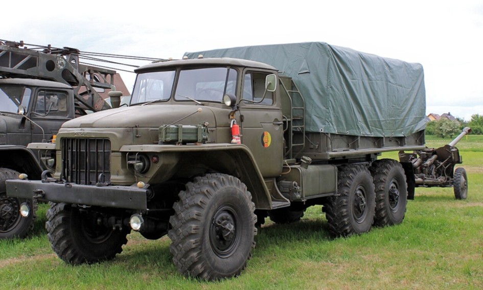 Урал-375: армейский грузовик с выдающейся проходимостью и сложной эксплуатацией