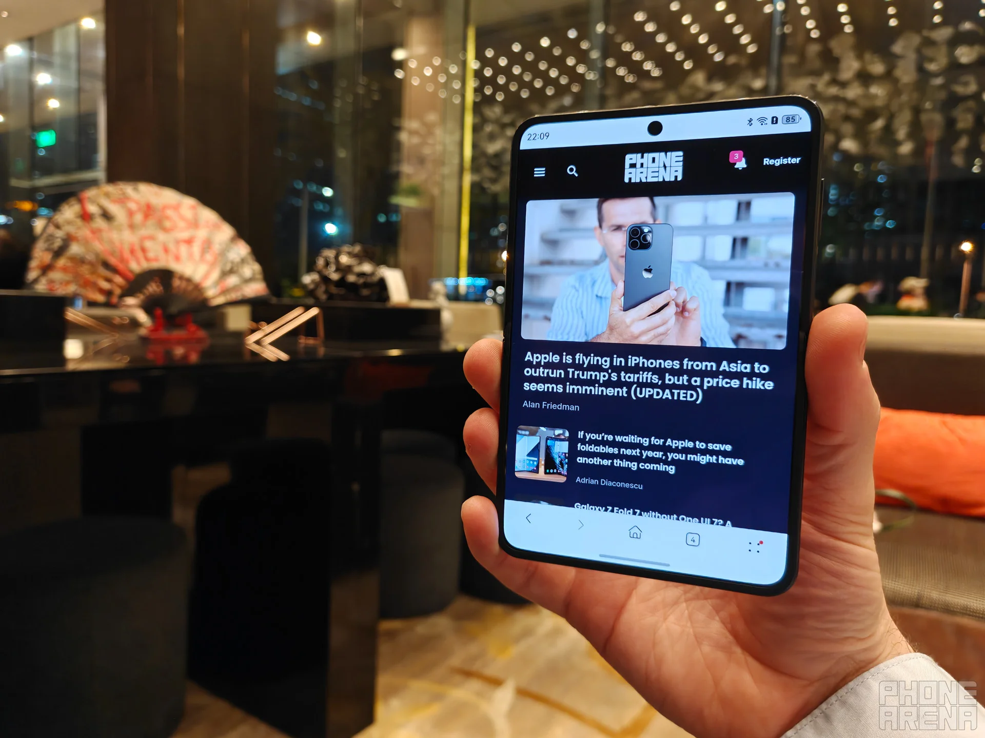 Samsung может убить линейку Galaxy Z Flip, но лучше бы ей скопировать идею у Huawei картинка Смартфон Samsung Galaxy Z Flip закроют? | DGL.RU