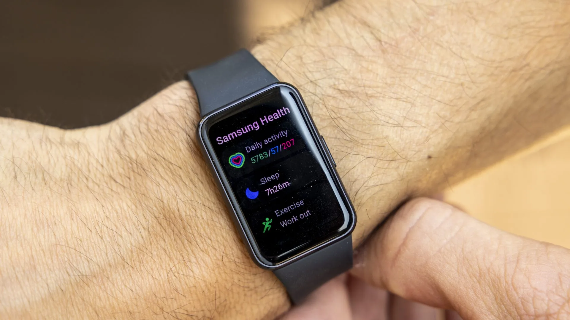 Лучшие фитнес-трекеры 2026 года: от браслетов в стиле Fitbit до умных часов картинка Фитнес-трекеры 2026: какой выбрать | DGL.RU