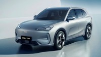 Зарядка или заправка: какой кроссовер Geely выбрать, если разница в цене минимальна
