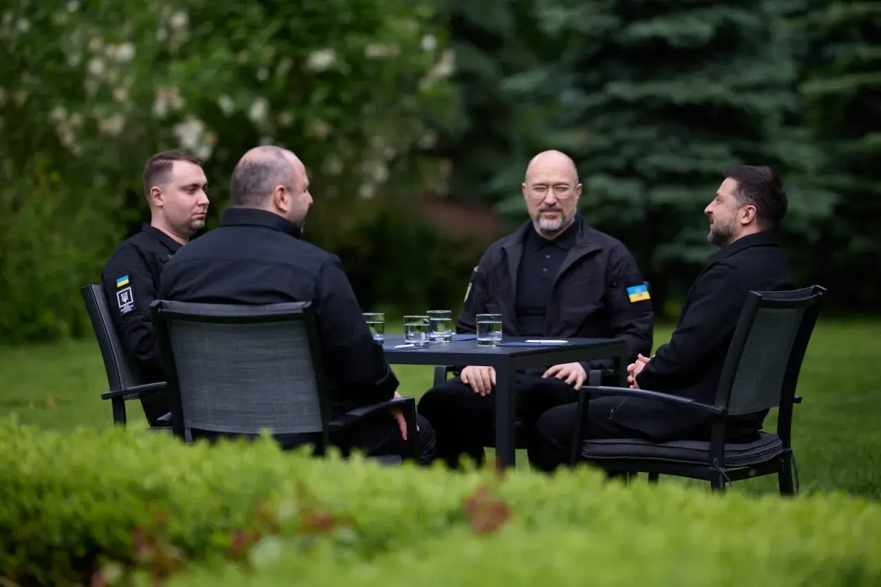 Зеленский провёл совещание на открытой лужайке: обсуждал подготовку «важных переговоров» и усиление ПВО