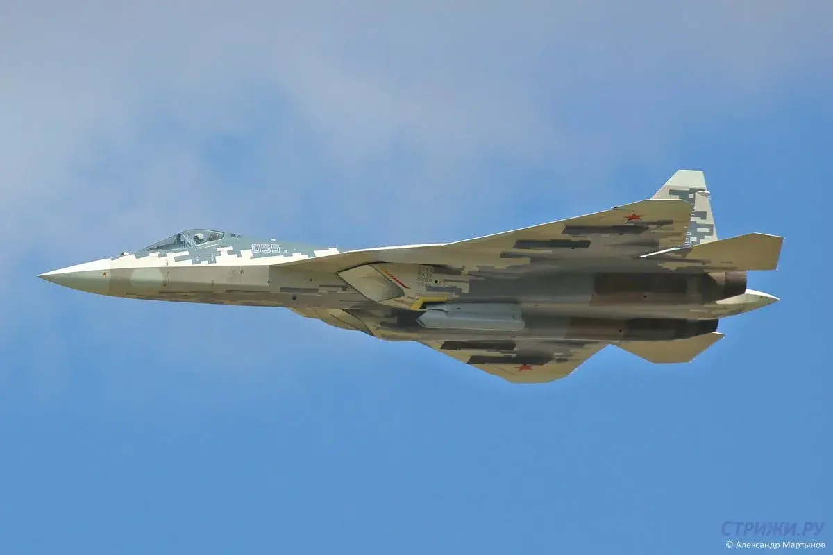 Скорее всего, на кадрах полета Су-57 с подвесным контейнером был замечен именно 101КС-Н из состава оптико-электронной системы 101КС «Атолл»