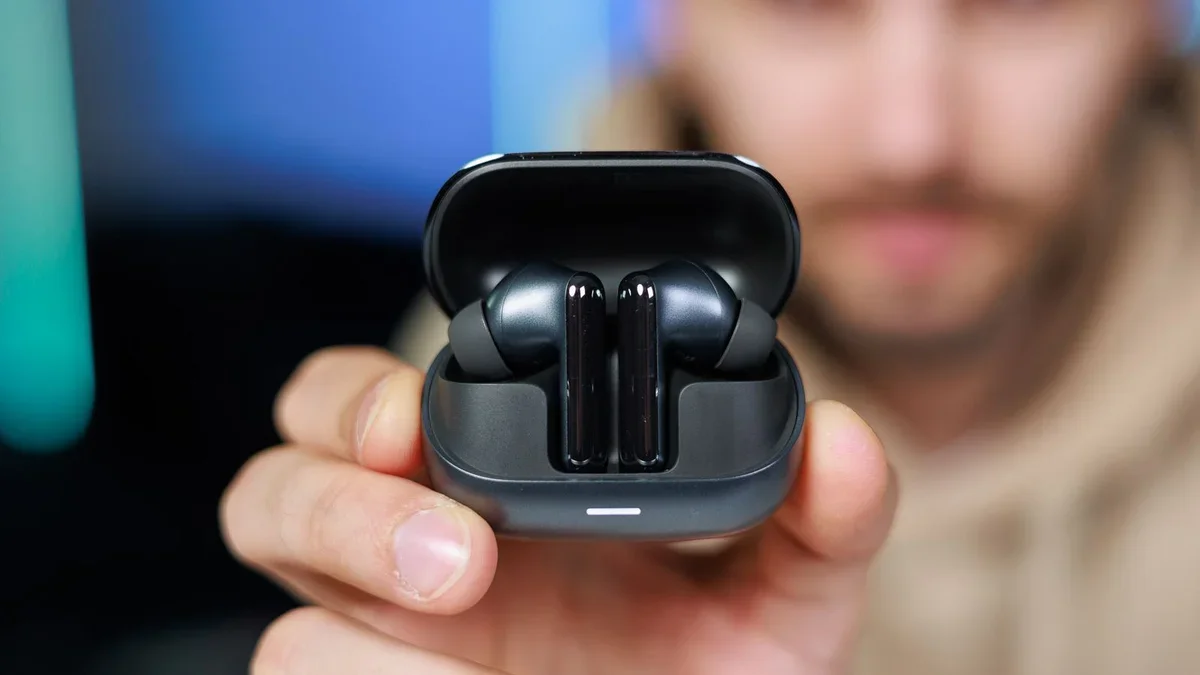 Наушники с камерами или качественный звук за копейки: Apple готовит AirPods Ultra, пока Honor захватывает рынок картинка Наушники AirPods Ultra получат встроенные камеры | DGL.RU