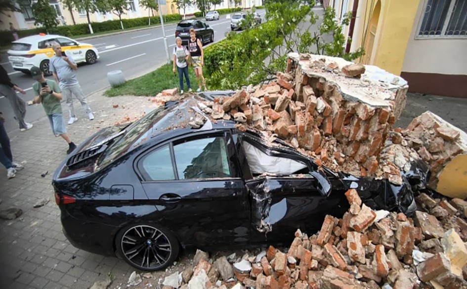 BMW оказался под завалами дома после столкновения с Volkswagen: кто виноват