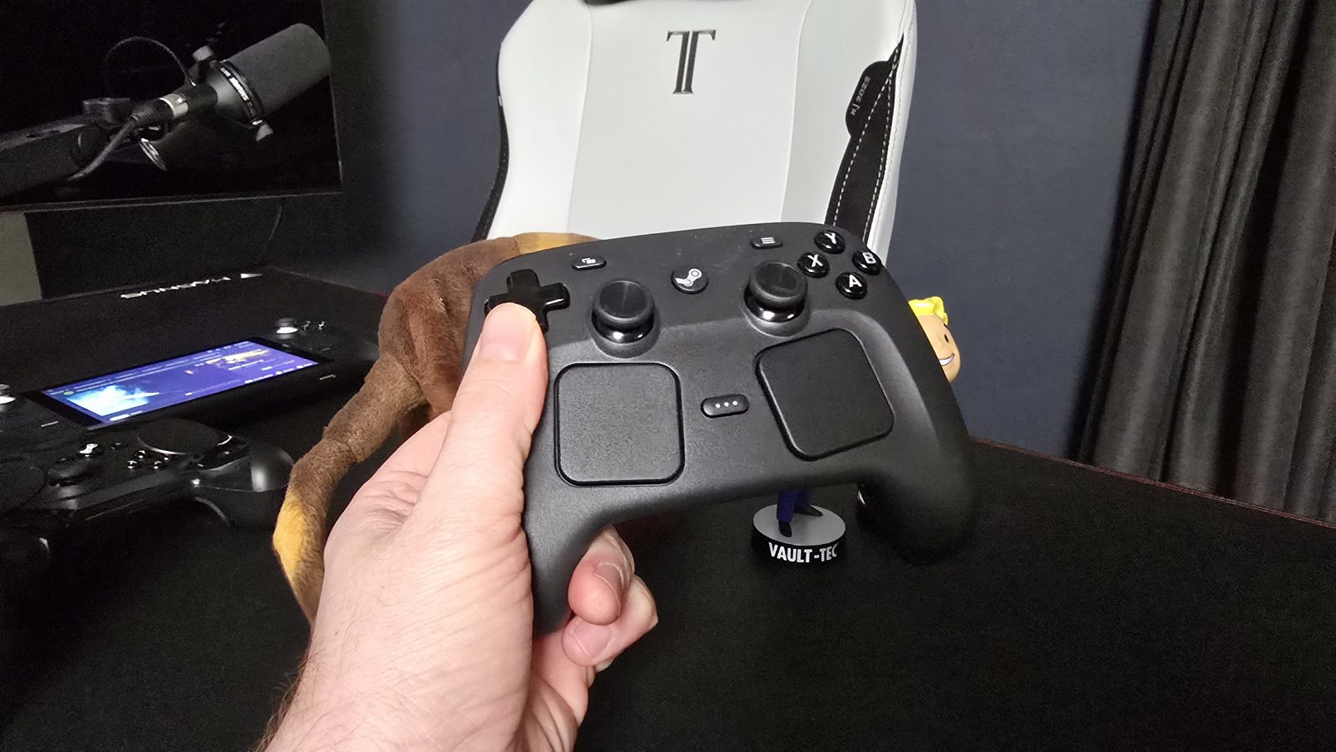 Обзор Valve Steam Controller (2026) - один из моих любимых геймпадов картинка Геймпад Valve Steam Controller удивил точностью | DGL.RU