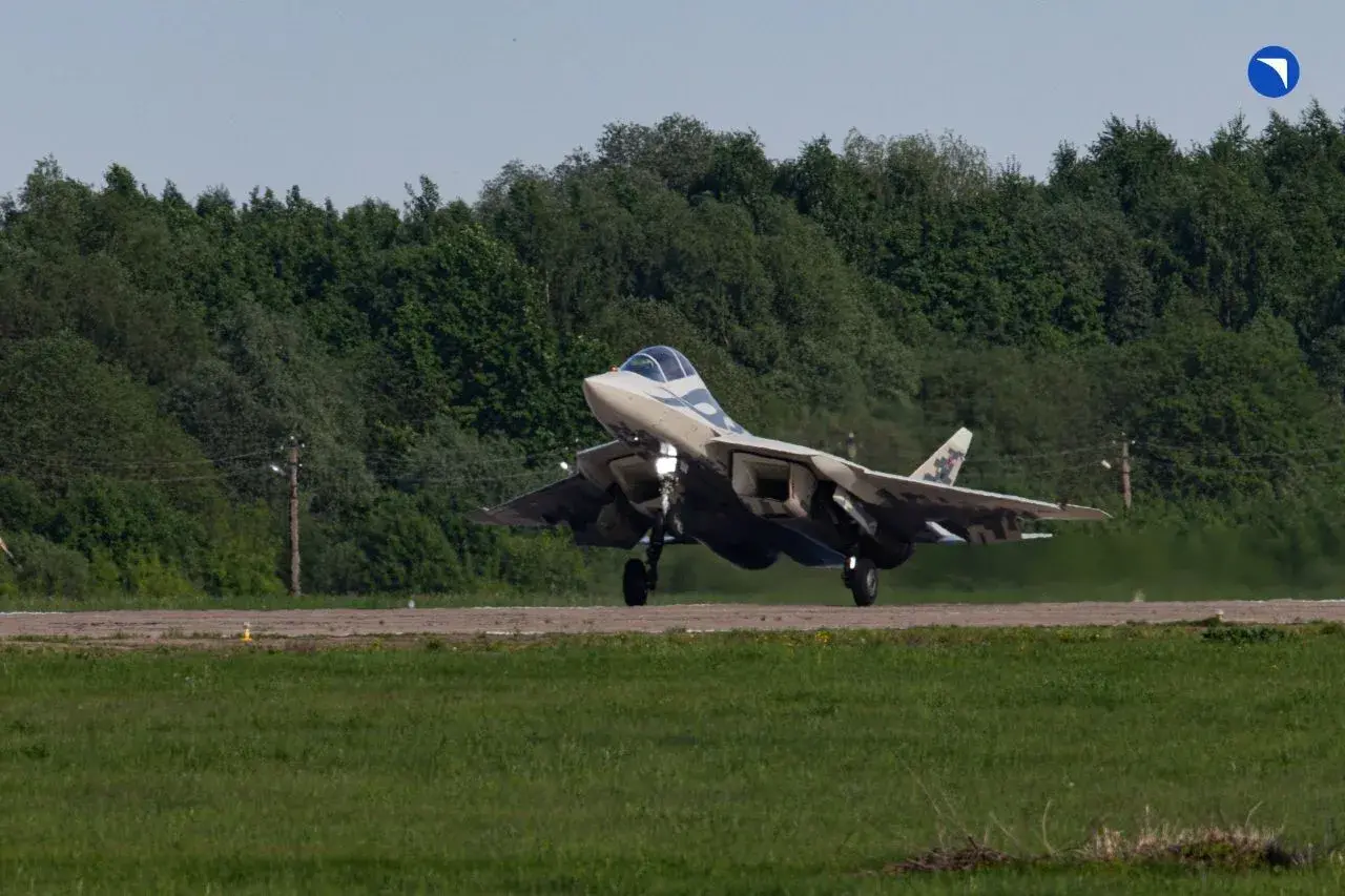 Появились кадры летных испытаний прототипа двухместного Су-57 пятого поколения