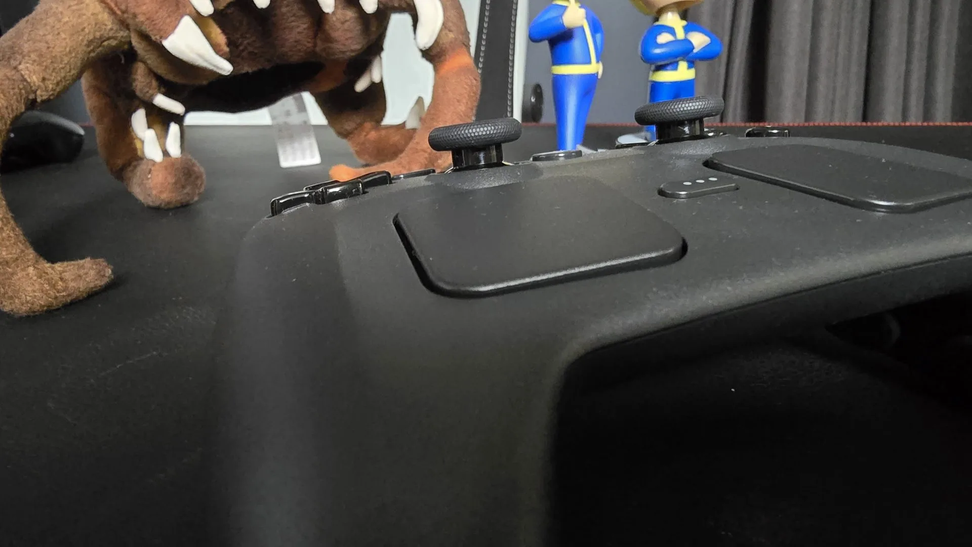 Обзор Valve Steam Controller (2026) - один из моих любимых геймпадов картинка Геймпад Valve Steam Controller удивил точностью | DGL.RU