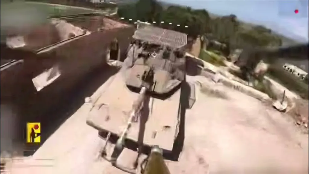 Уничтожение танка Merkava Mk.4M ЦАХАЛ попаданием FPV-дроны Хезболлы, пробившего мангал и вызвавшего пожар боекомплекта